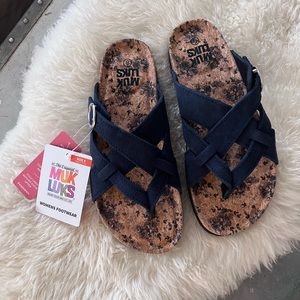 Navy Muk Luks sandals NWT size 8